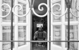 Spiando la solitudine